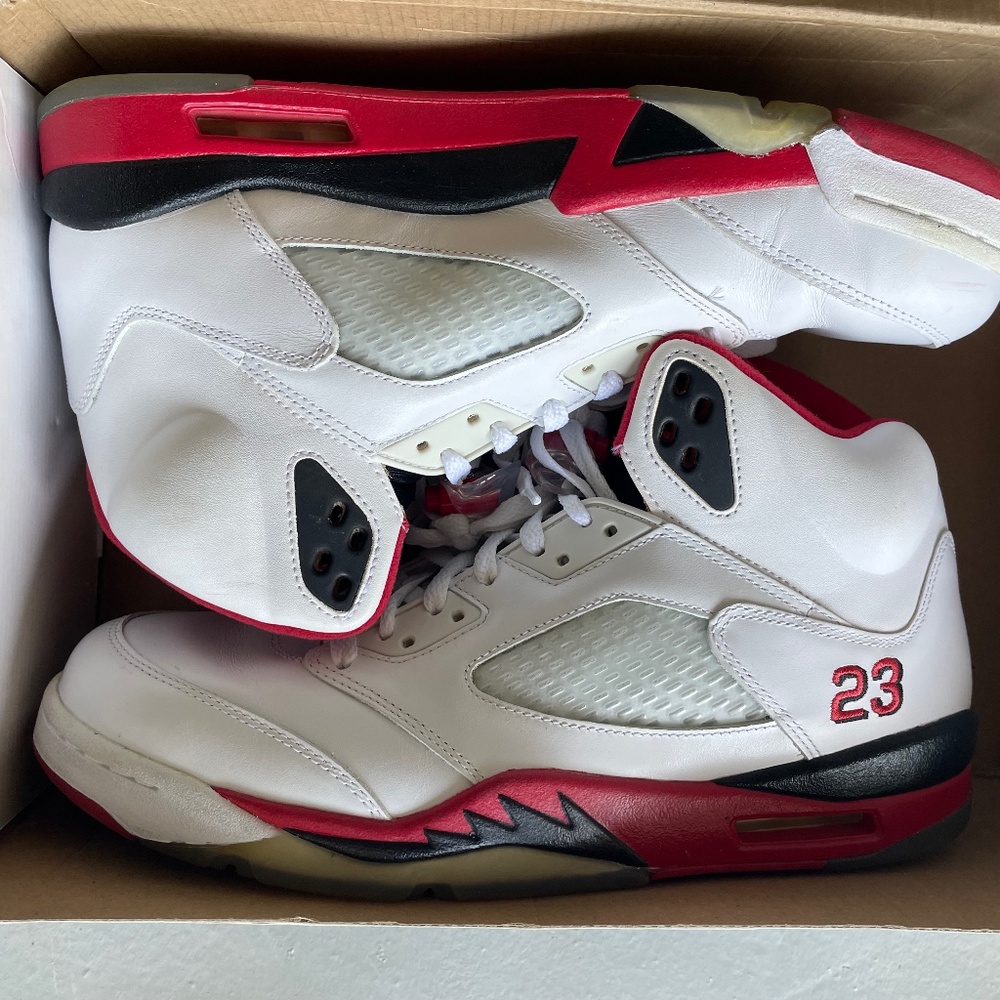 Air Jordan 5 black tongue